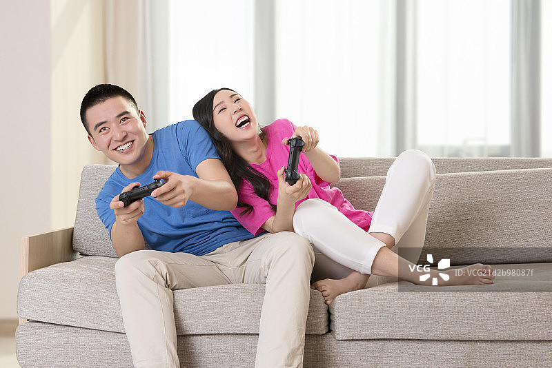 Young couple playing video games图片素材