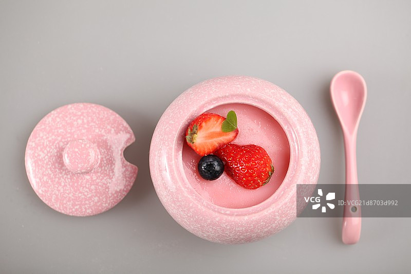 草莓果冻布丁图片素材