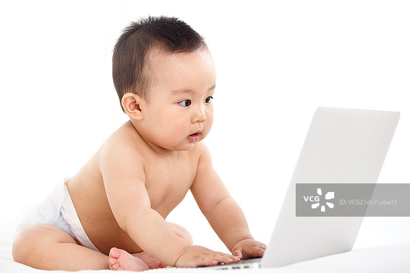 可爱婴儿看电脑图片素材