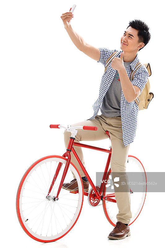 年轻的大学生骑自行车图片素材