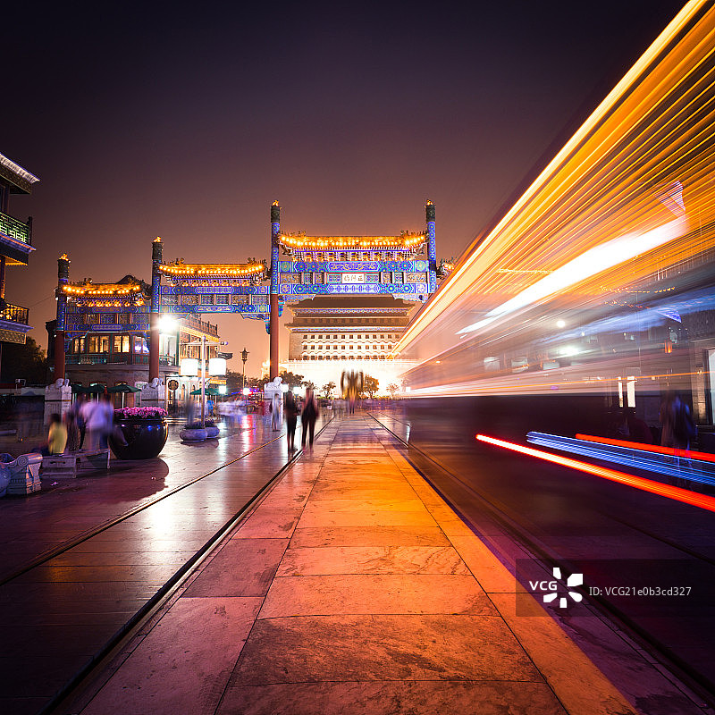 夜晚,北京前门的牌坊图片素材