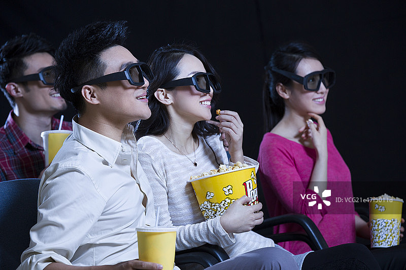 年轻情侣在影院看3D电影图片素材