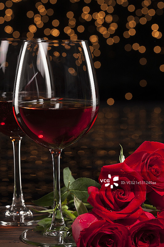 浪漫的红酒蜡烛和玫瑰图片素材