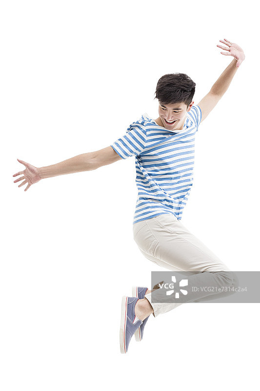 快乐的年轻男子跳跃图片素材