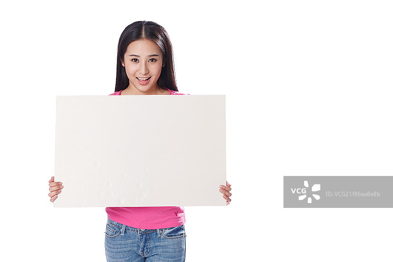 青春活力的年轻女孩高举白板图片素材
