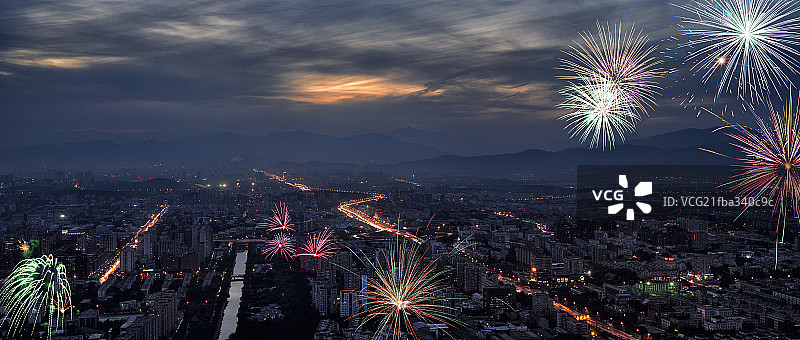 美丽焰火下的北京城市全景图片素材