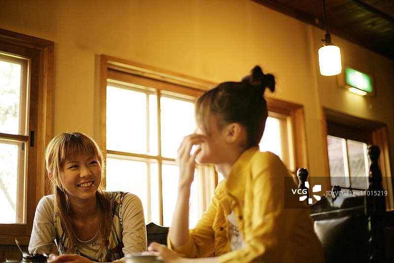 年轻女子在咖啡馆享受图片素材