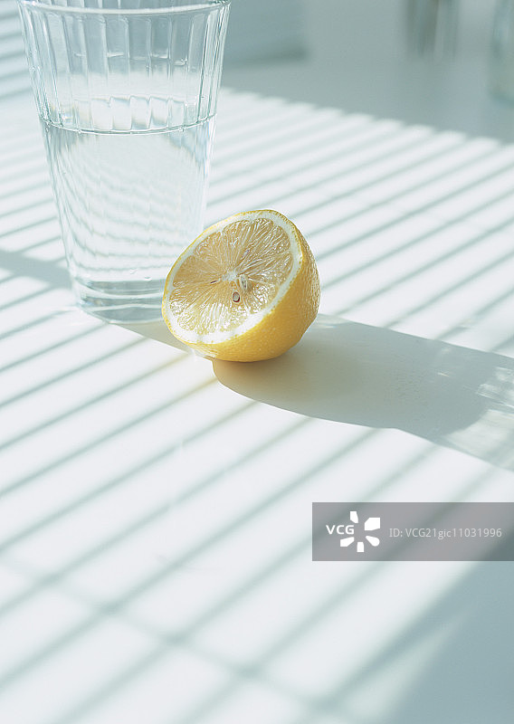 一杯水和减半的柠檬图片素材
