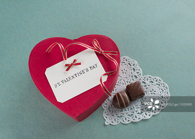 心形礼盒和巧克力图片素材