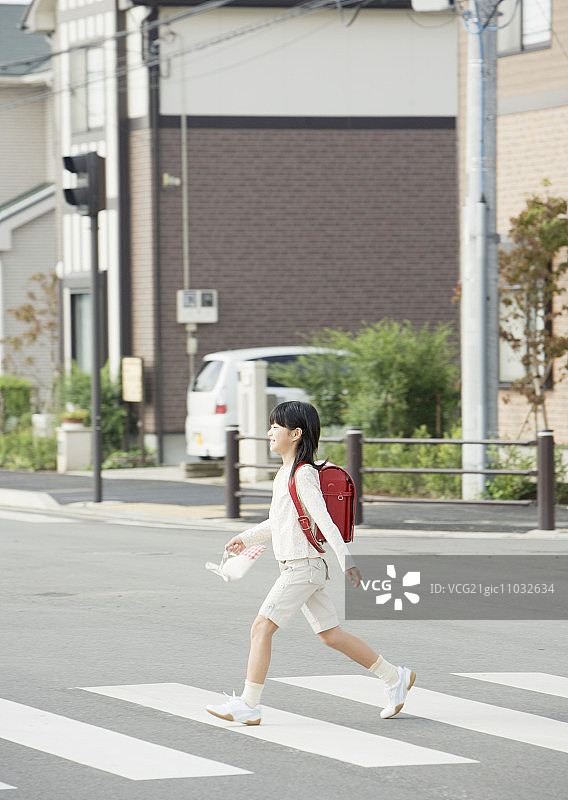 一个女孩走在人行横道上图片素材