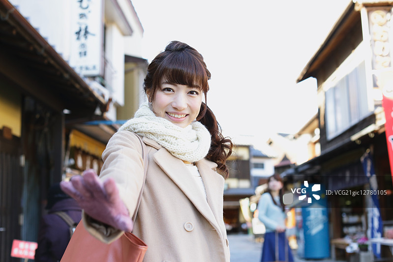 年轻的日本女人享受旅行在川越，日本图片素材