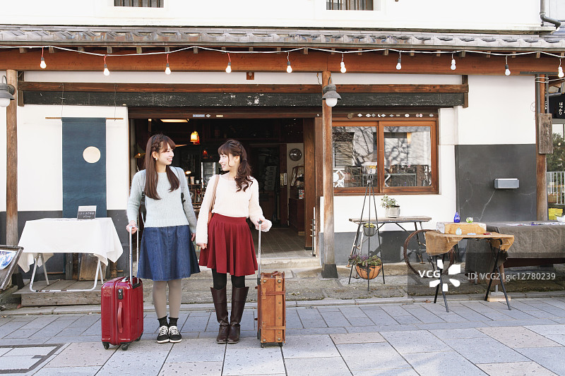 年轻的日本妇女享受旅行在川越，日本图片素材