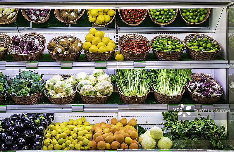 超市里的水果和蔬菜图片素材