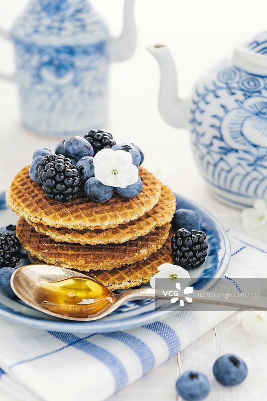 蓝莓和黑莓加华夫饼，德国巴伐利亚图片素材