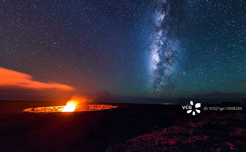 银河系下的哈雷茂玛火山口图片素材