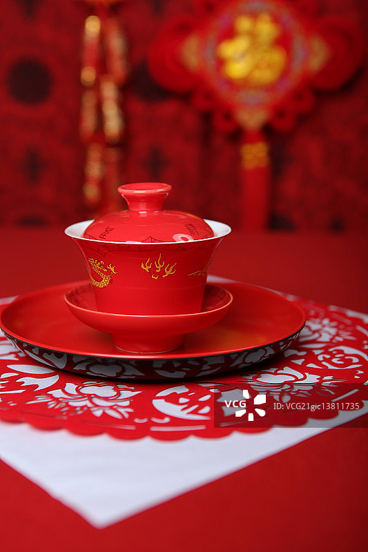 红色福字剪纸上的大碗茶图片素材