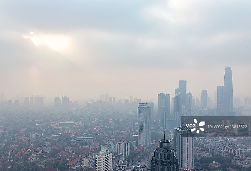 雾霾下的天津南京路图片素材