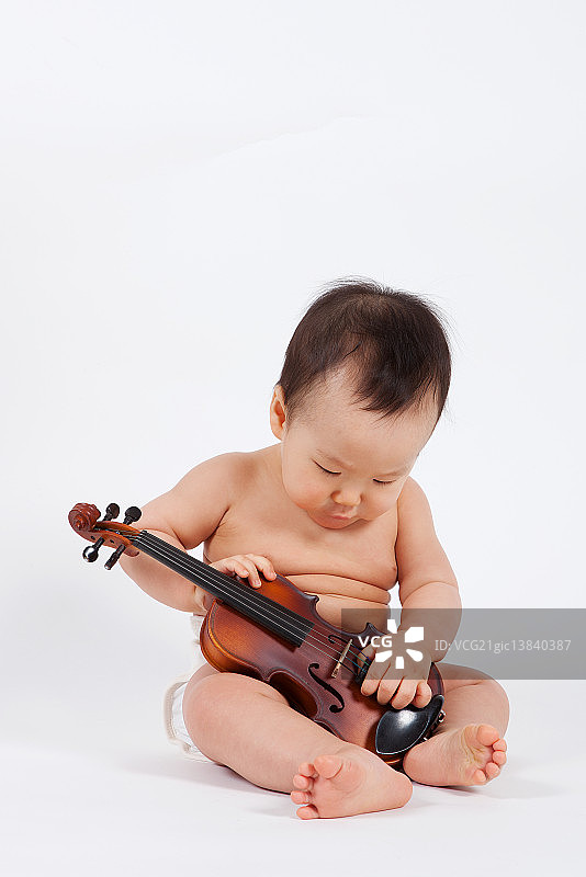 拉小提琴的男孩图片素材