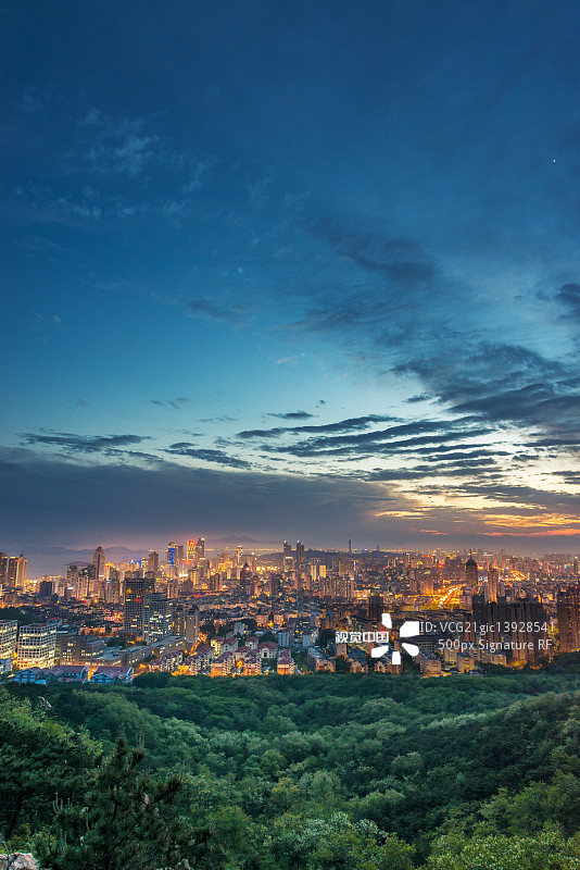 青岛浮山俯瞰城市日落图片素材