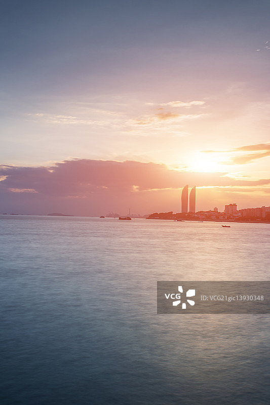 厦门城市风光之地标建筑世茂海峡大厦图片素材
