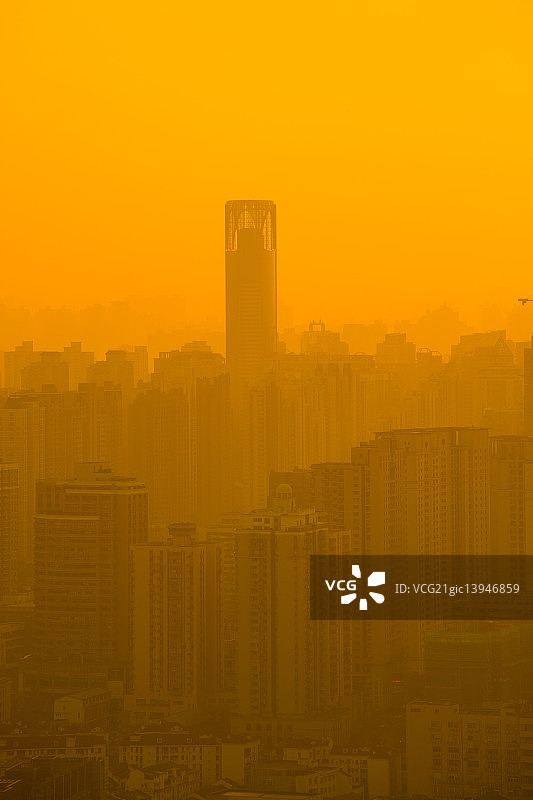 雾霾下的城市夕阳图片素材