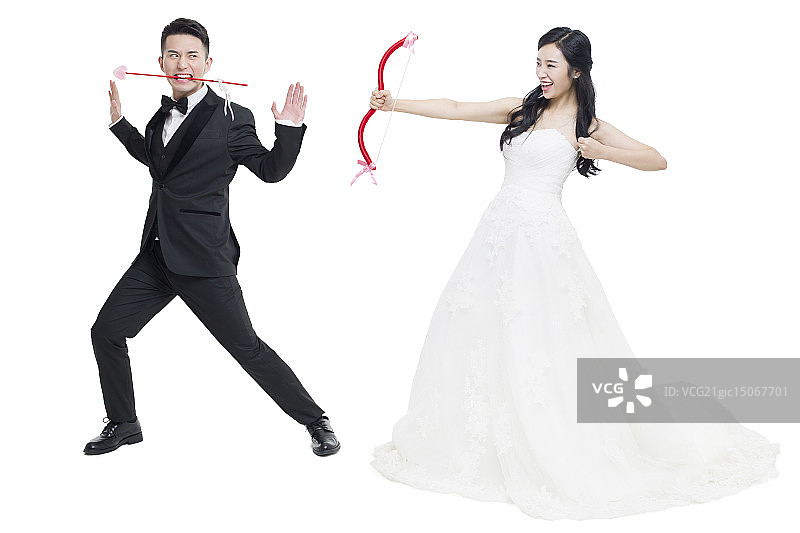 快乐的新娘和新郎拿着弓箭图片素材