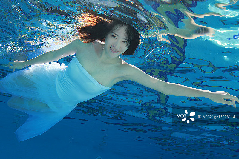 青年女人在水下游泳图片素材