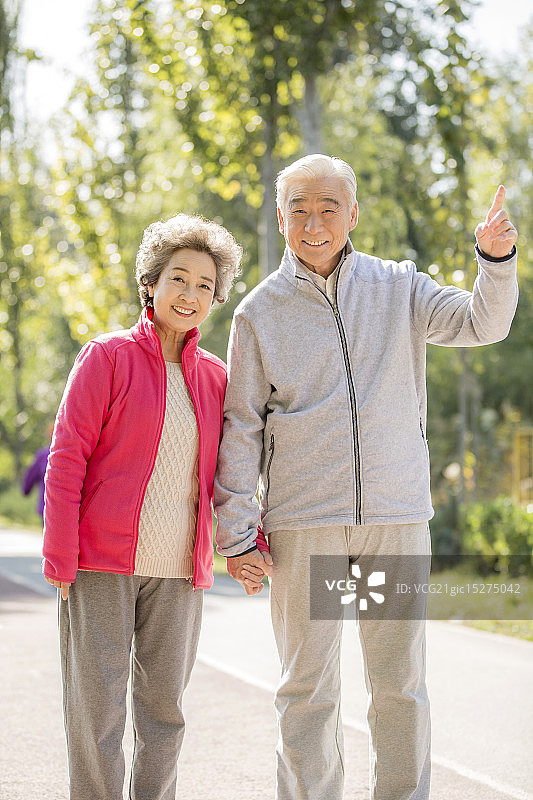 老年伴侣在户外散步图片素材