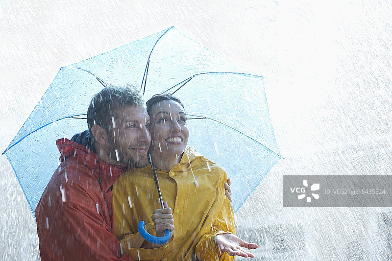 雨中伞下幸福情侣图片素材