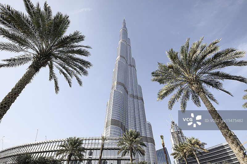 低视角看迪拜地标建筑哈利法塔图片素材