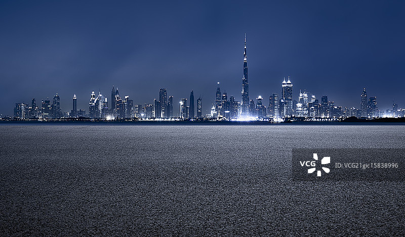 迪拜地标建筑群繁华夜景和道路地面图片素材
