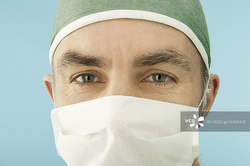 戴口罩和手术服的外科医生图片素材