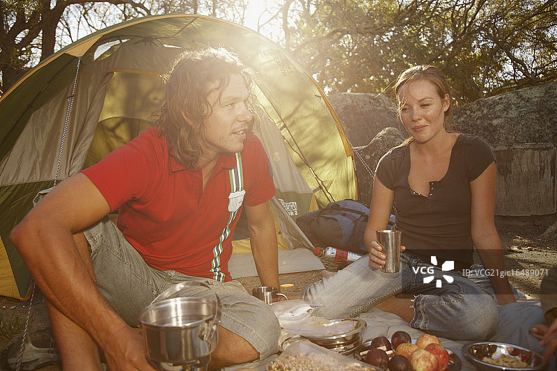 一对夫妇在帐篷外吃东西图片素材