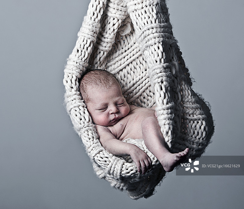 刚出生的女婴(0-1个月)在毛料荚内图片素材