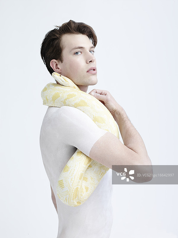 一个脖子上绕着蛇的人的肖像图片素材