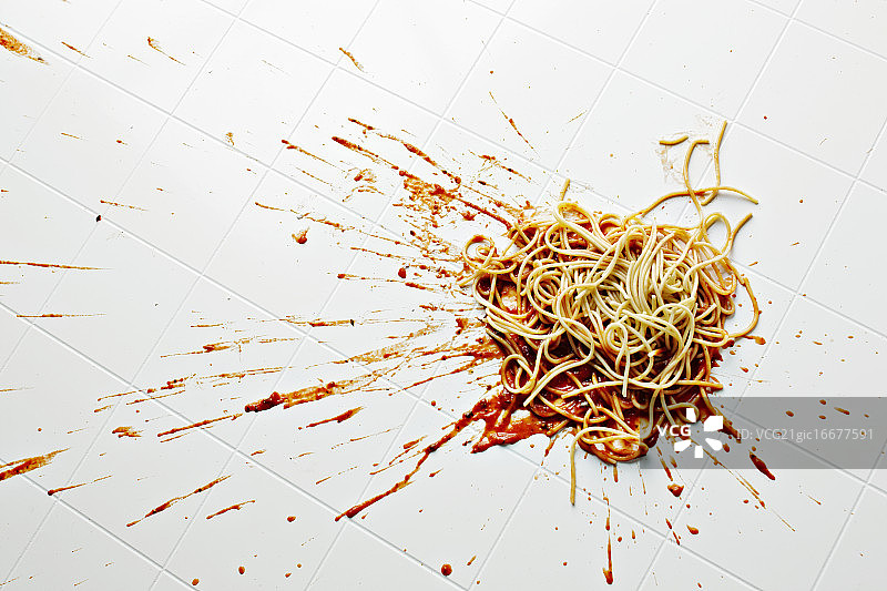 意大利面和酱洒在厨房地板上图片素材