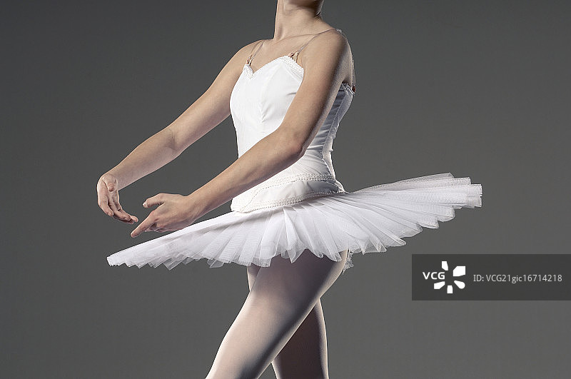 穿着白色短裙的芭蕾舞者图片素材
