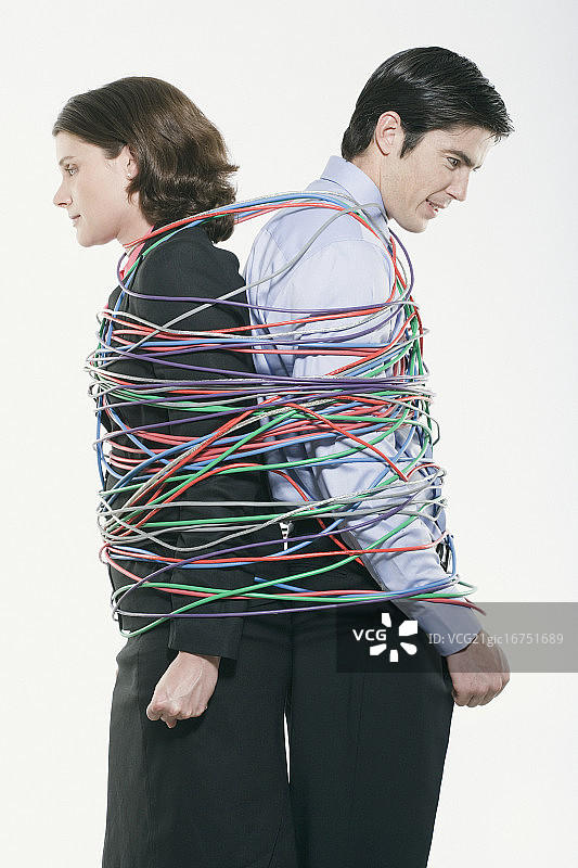 男人和女人用电线和电缆绑在一起图片素材