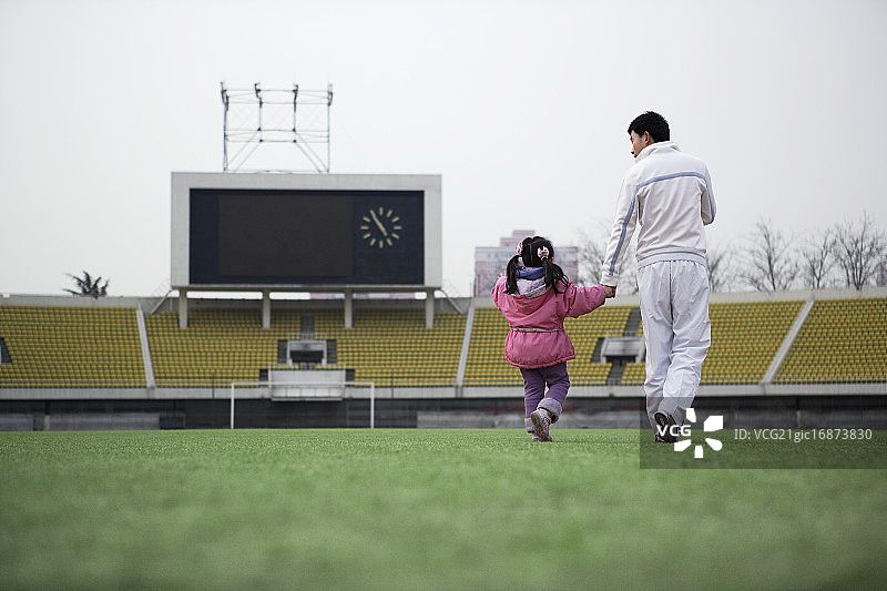 父亲和女儿在体育场图片素材