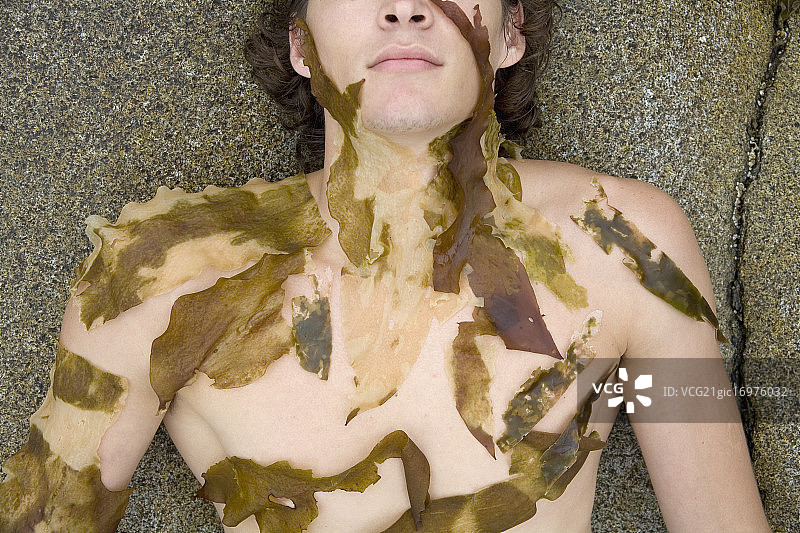 满身海藻的年轻人图片素材