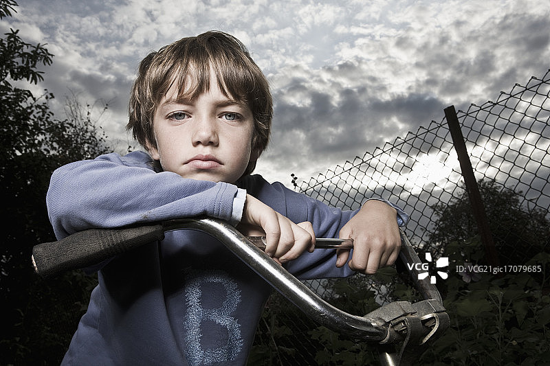 男孩的肖像(7-9)在自行车上图片素材