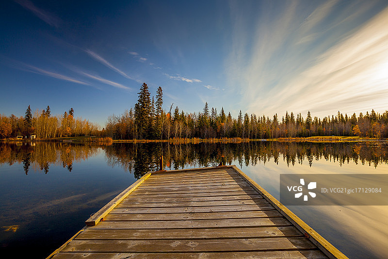 加拿大阿尔伯塔省威尔莫荒野公园的一个湖上的码头。图片素材