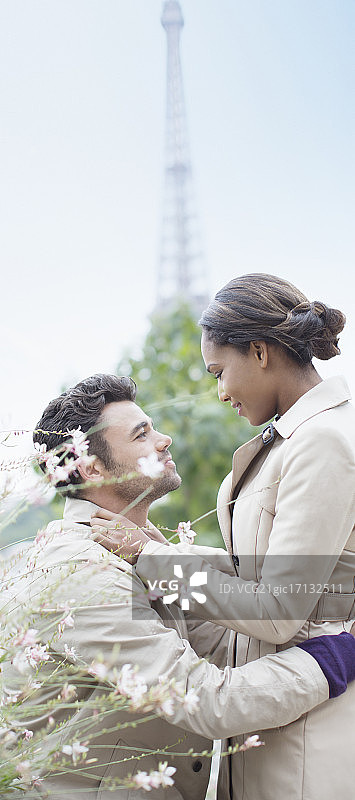 一对情侣在法国巴黎埃菲尔铁塔前拥抱图片素材