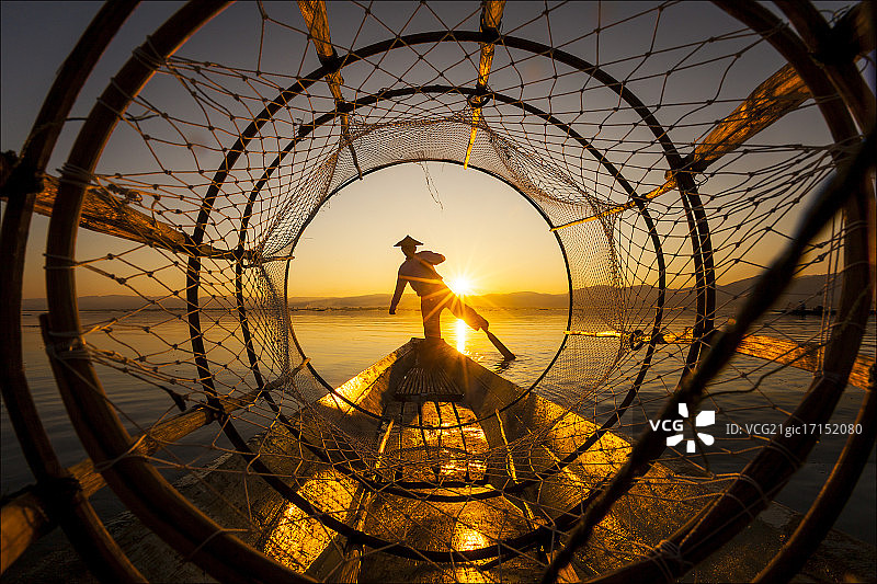 日落时分，缅甸茵莱湖上的渔夫。图片素材