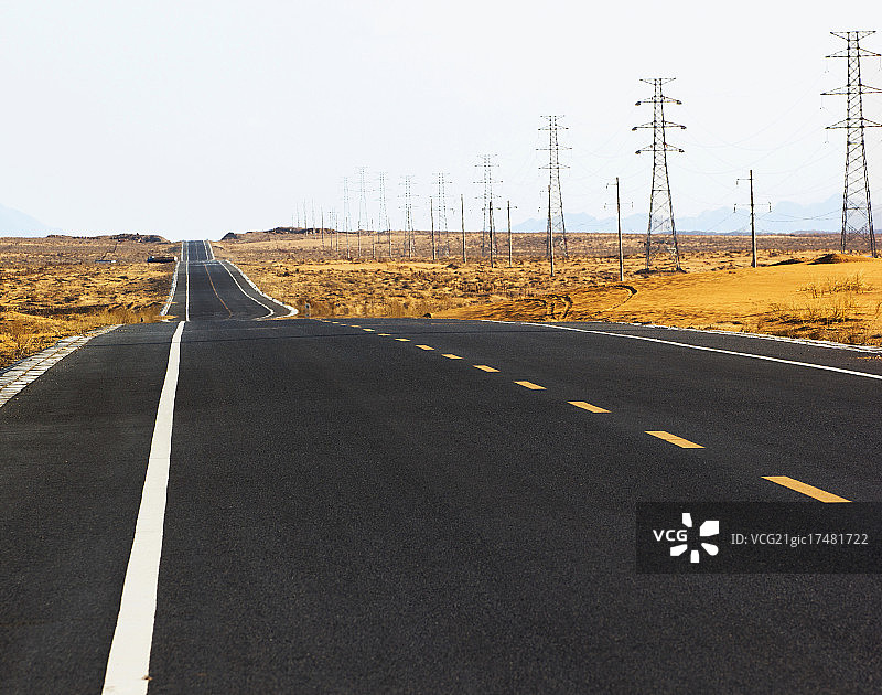 公路穿越沙漠图片素材