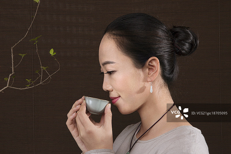 女茶艺师在品茶图片素材