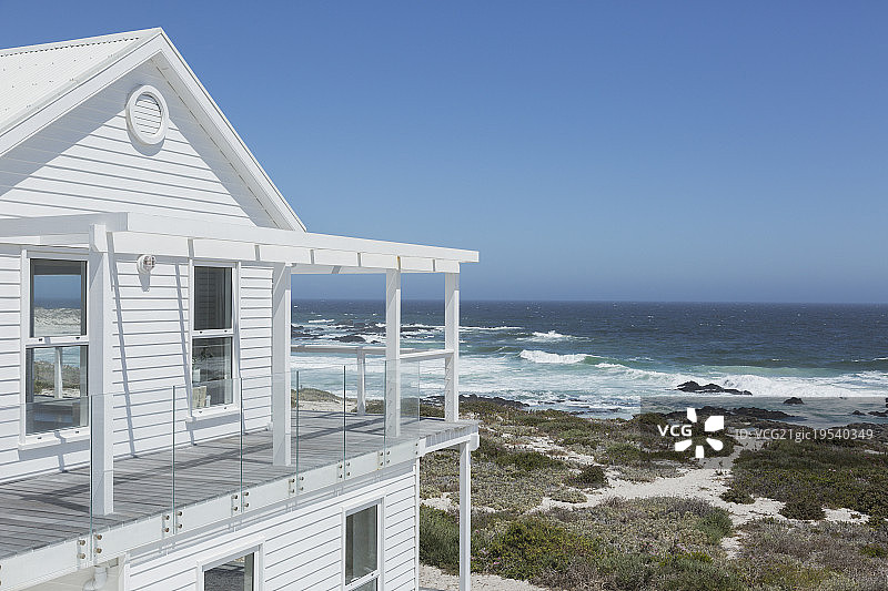 白色的海滨别墅，蓝天下的海景图片素材