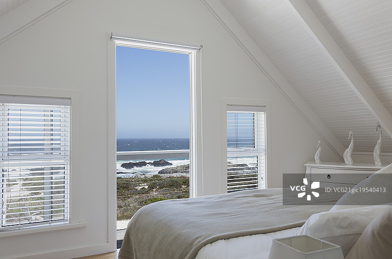 拱形天花板在白色家庭展示卧室与阳光海景图片素材
