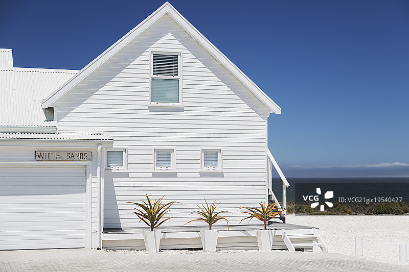 白色的海滩别墅，阳光明媚的海景图片素材