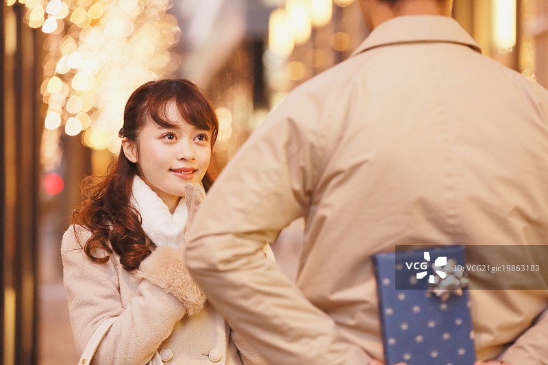 年轻的日本女子收到男友在东京市区送的礼物图片素材